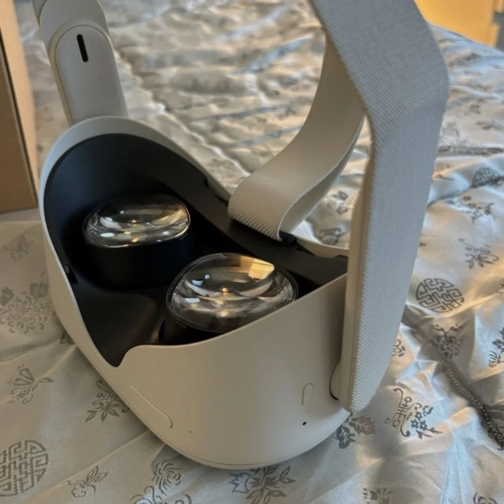 VR Headset in White
